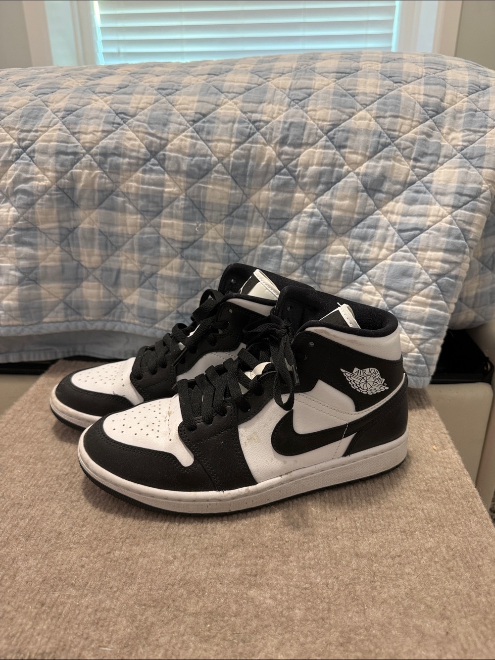 Women’s 8.5 / Men’s 7.5 Jordan Black and White High-Top Sneakers